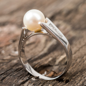 Pearl Ring with Diamond Features